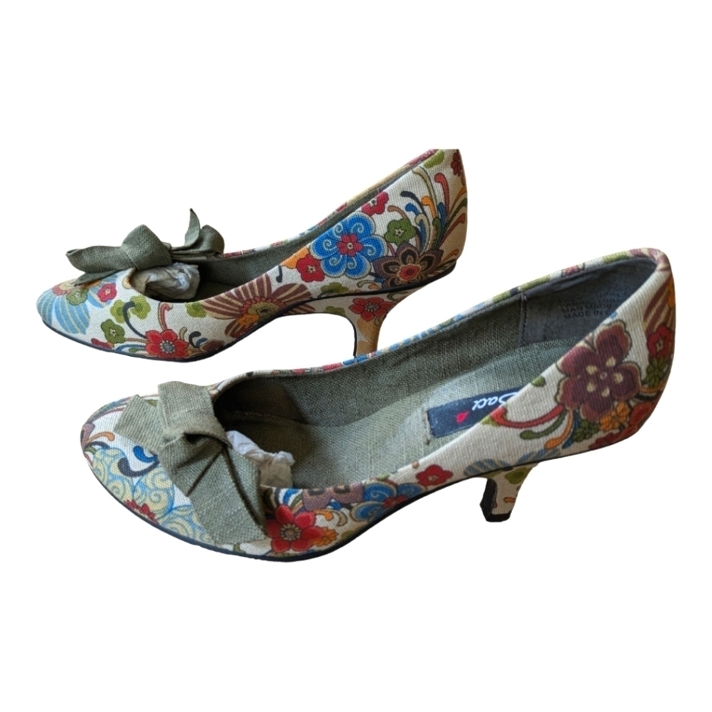 Baci Serenai Multicolor Floral 2.5 Inch Kitten Heel Pumps Women’s Size 9.5